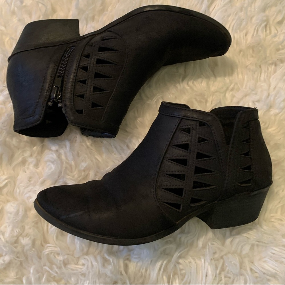 Black booties 🖤